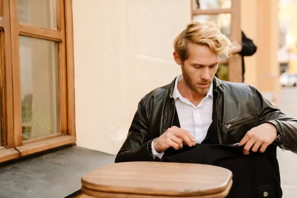 Blonde Bristle Man Sitting Black Bag Cafe Outdoors — Foto Stock