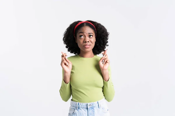 Молода Чорна Жінка Кидається Тримає Пальці Схрещеними Удачу Ізольовані Білому — стокове фото