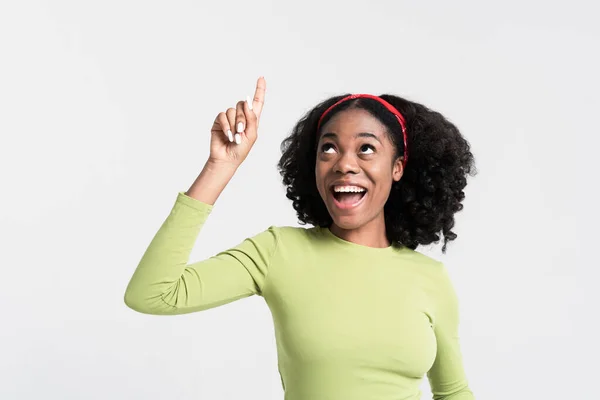 Young Black Woman Smiling Pointing Finger Upward Isolated White Background — Zdjęcie stockowe