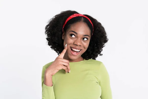 Молода Чорна Жінка Голові Посміхається Дивиться Вбік Ізольовано Білому Тлі — стокове фото