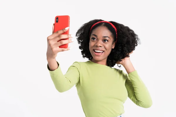 Молода Чорна Жінка Посміхається Під Час Фотографування Селфі Мобільному Телефоні — стокове фото