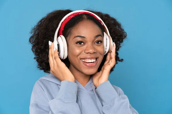 Young Black Woman Smiling While Listening Music Headphones Isolated Blue — Stock Fotó
