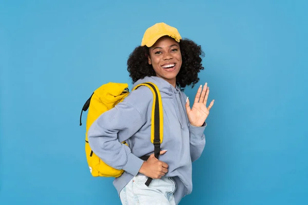 Young Black Woman Gesturing While Posing Backpack Isolated Blue Background — ストック写真