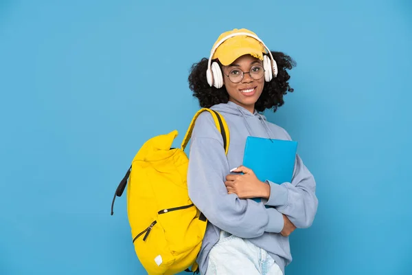 Young Black Woman Smiling While Posing Backpack Folder Isolated Blue — Stockfoto