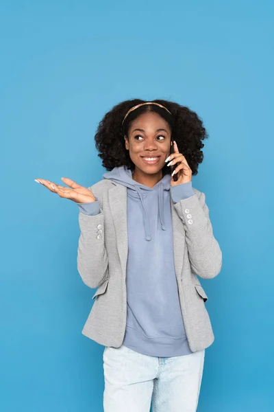 Young Black Woman Talking Cellphone While Holding Copyspace Isolated White — Φωτογραφία Αρχείου