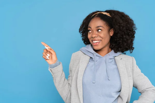 Young Black Woman Wearing Jacket Smiling While Pointing Finger Aside — Fotografia de Stock