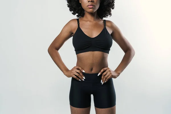 Молода Чорна Жінка Спортивному Одязі Позує Дивиться Камеру Ізольовано Білому — стокове фото