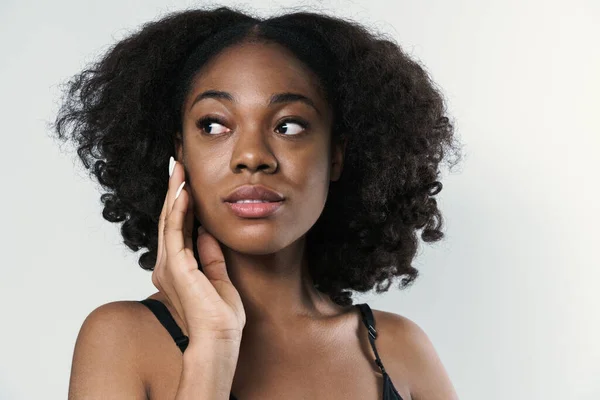 Sütyenli Genç Siyahi Kadın Beyaz Arka Planda Izole Bir Şekilde — Stok fotoğraf