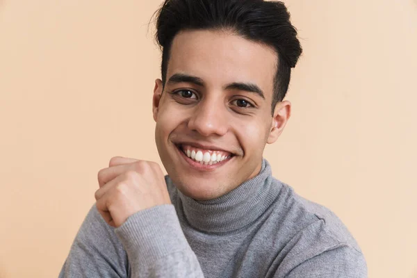 Młody Mężczyzna Środkowego Wschodu Uśmiecha Się Patrzy Kamerę Odizolowaną Beżowym — Zdjęcie stockowe
