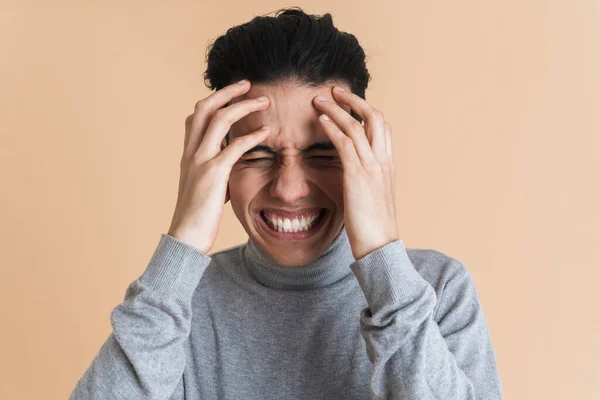 Young Middle Eastern Man Grimacing While Holding His Head Isolated — Φωτογραφία Αρχείου