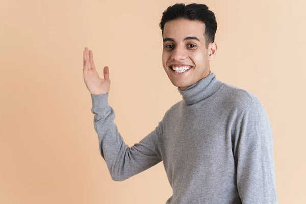 Young Middle Eastern Man Smiling While Showing Copyspace Isolated Beige — Foto Stock