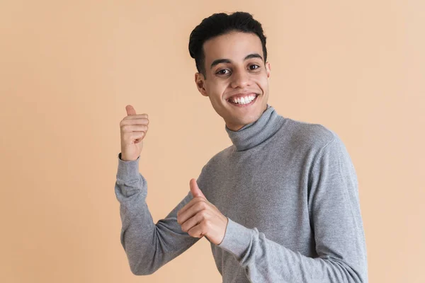 Young Middle Eastern Man Smiling While Pointing Fingers Backward Isolated — 图库照片