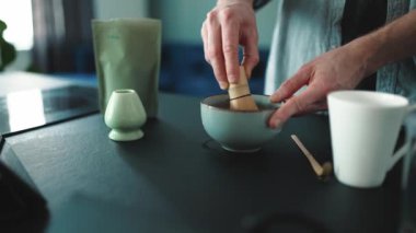 Erkeklerin elleri bambu çırpıyor evdeki bardaktaki kibriti çırpıyor.