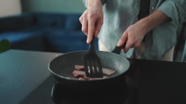 Male Hands Frying Bacon Frying Pan Kitchen Home — Wideo stockowe