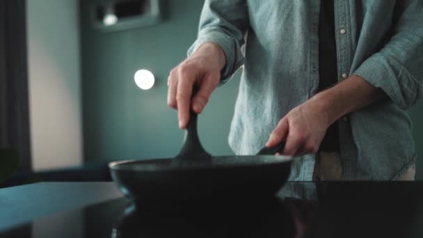 Male Hands Frying Something Frying Pan Kitchen Home — Wideo stockowe