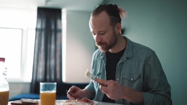 Positive Blond Man Eating Frying Eggs Bacon Morning Home — Stock video
