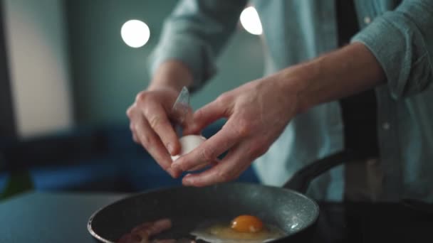 Male Hands Frying Bacon Eggs Frying Pan Kitchen Home — Wideo stockowe