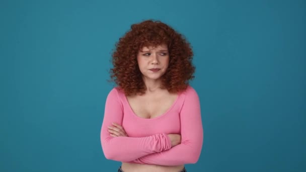 Angry Curly Haired Redhead Woman Wearing Pink Shirt Showing Shh — стоковое видео