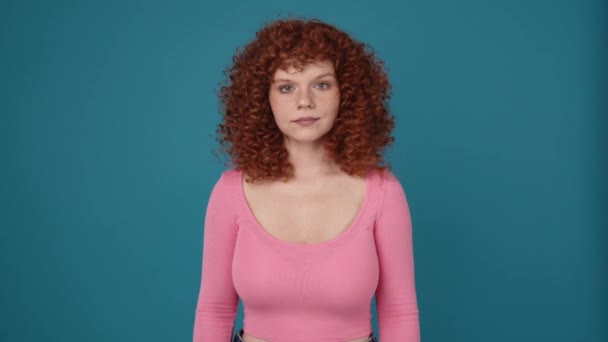Cheerful Curly Haired Redhead Woman Wearing Pink Shirt Looking Camera — 图库视频影像