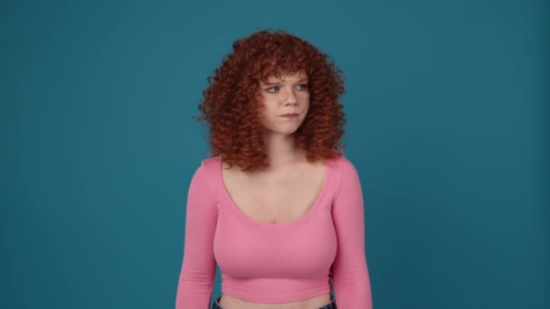 Sad Curly Haired Redhead Woman Wearing Pink Shirt Screaming Camera — 图库视频影像