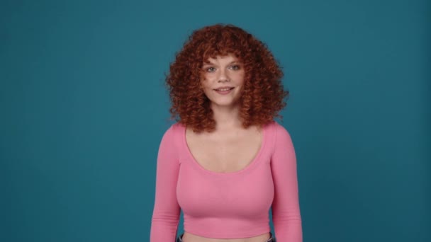 Surprised Curly Haired Redhead Woman Wearing Pink Shirt Looking Camera — Αρχείο Βίντεο