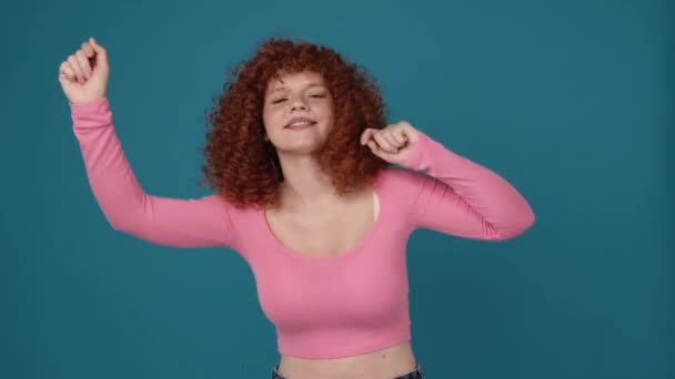 Funny Curly Haired Redhead Woman Wearing Pink Shirt Dancing Blue — Stock video