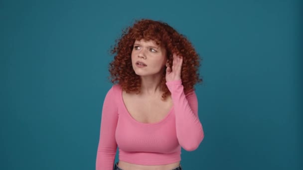 Pretty Curly Haired Redhead Woman Wearing Pink Shirt Shows She — Vídeo de Stock
