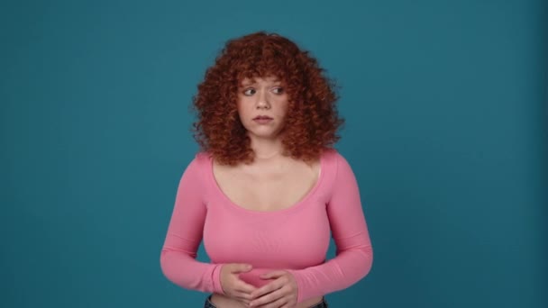 Understanding Curly Haired Redhead Woman Wearing Pink Shirt Spreading Hands — Vídeo de stock