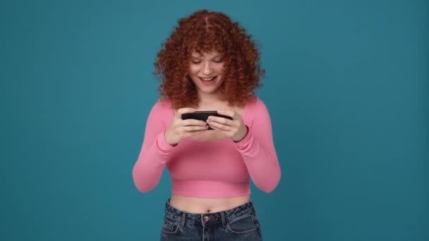 Happy Curly Haired Ginger Woman Wearing Pink Shirt Playing Digital — Vídeo de Stock