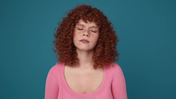 Bored Curly Haired Ginger Woman Wearing Pink Shirt Yawning Blue — ストック動画