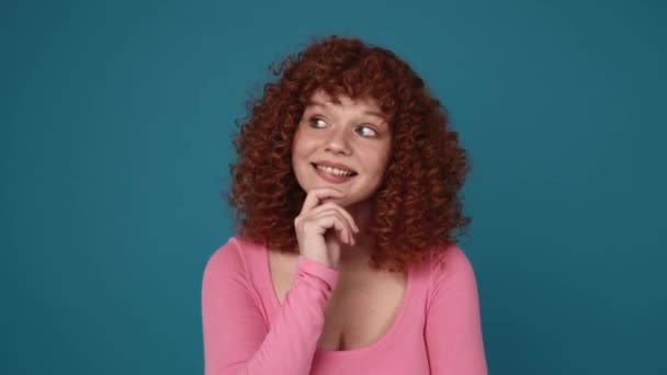 Smiling Curly Haired Ginger Woman Wearing Pink Shirt Looking Blue — Αρχείο Βίντεο
