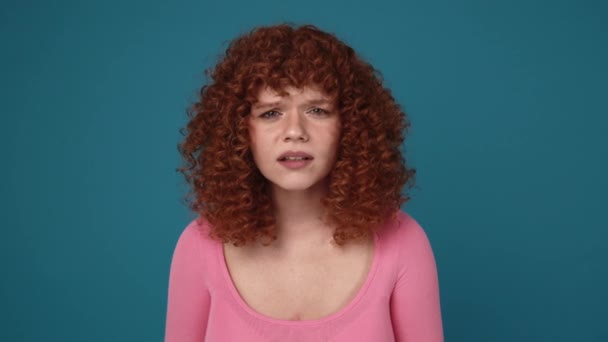 Displeased Curly Haired Ginger Woman Wearing Pink Shirt Peering Camera — Vídeo de Stock