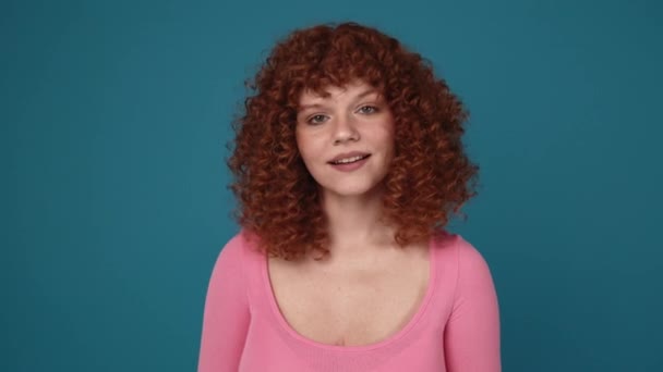 Surprised Curly Haired Ginger Woman Wearing Pink Shirt Looking Blue — 图库视频影像