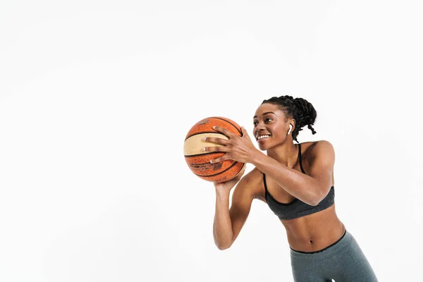 Černá Mladá Sportovkyně Sluchátkách Cvičení Basketbalem Izolované Přes Bílé Pozadí — Stock fotografie