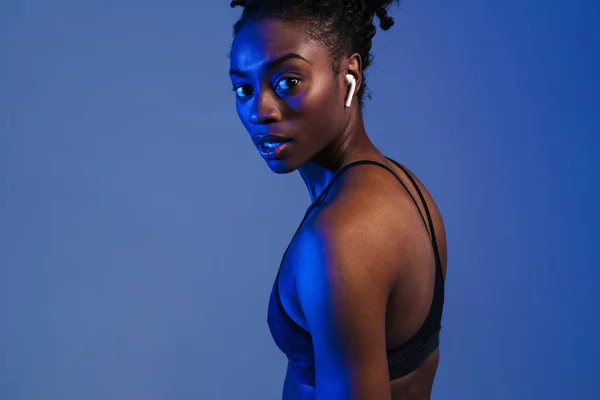 Black Young Sportswoman Earphones Looking Camera Isolated Blue Background — Fotografia de Stock