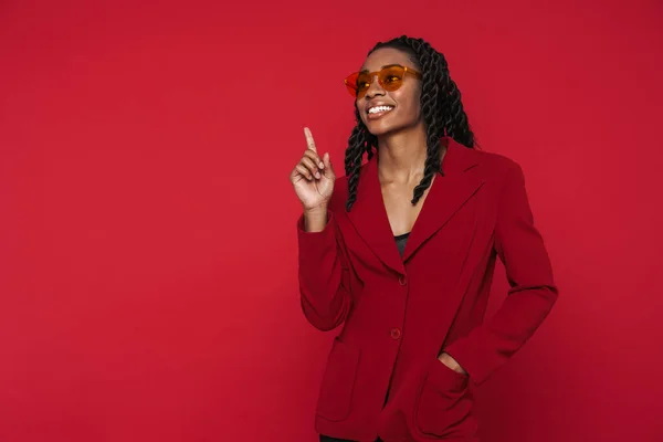 Siyahi Genç Kadın Gülümsüyor Kırmızı Arka Planda Yalnız Bir Şekilde — Stok fotoğraf