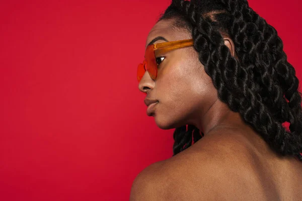 Black Shirtless Woman Sunglasses Posing Camera Isolated Red Background — Foto Stock