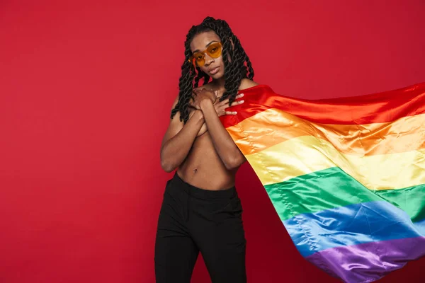 Black Shirtless Woman Sunglasses Posing Rainbow Flag Isolated Red Background — Fotografia de Stock