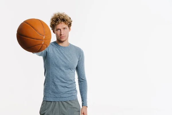Muda Pria Rapuh Dalam Pakaian Olahraga Berpose Dengan Basket Terisolasi — Stok Foto