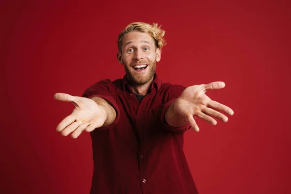 Baard Blonde Man Glimlachen Stretching Zijn Handen Camera Geïsoleerd Rode — Stockfoto