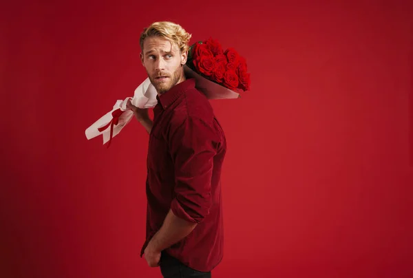 White Bearded Man Looking Aside While Posing Roses Isolated Red — Stock fotografie
