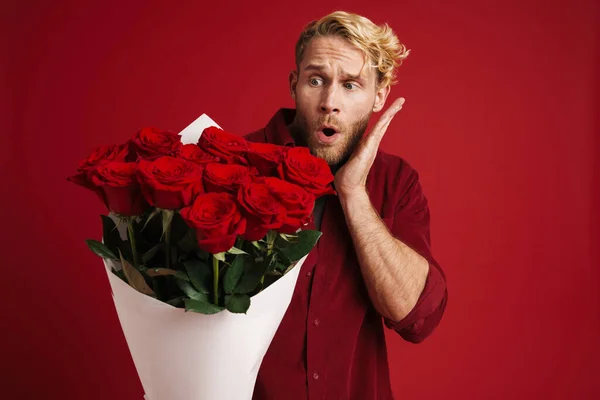 Білий Бородатий Чоловік Висловлює Несподіванку Позуючи Трояндами Ізольованими Над Червоною — стокове фото
