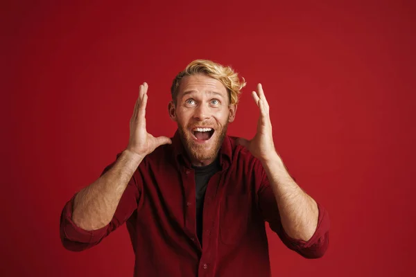 White Excited Man Expressing Surprise While Gesturing Isolated Red Wall — Stock fotografie