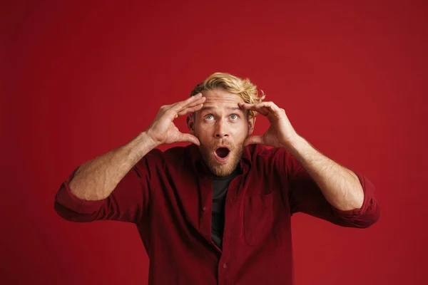 White Bearded Man Expressing Surprise While Holding His Head Isolated — Stockfoto