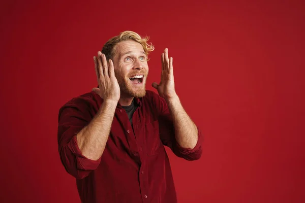 White Excited Man Expressing Surprise While Gesturing Isolated Red Wall —  Fotos de Stock