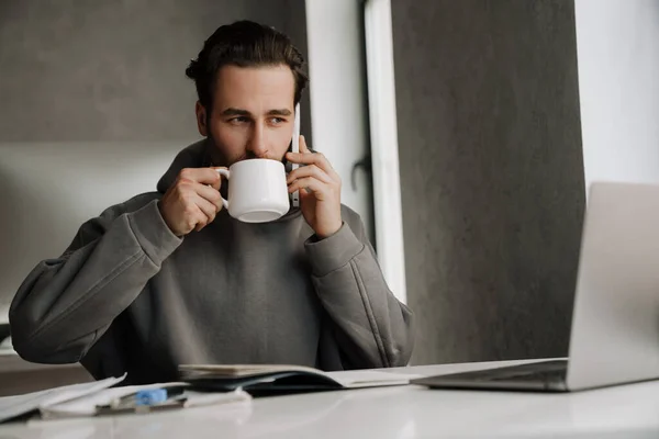 Young Beard Man Talking Cellphone While Drinking Coffee Office — Fotografia de Stock