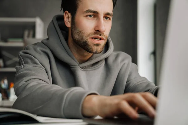 Young Beard Man Working Laptop While Sitting Desk Office — ストック写真