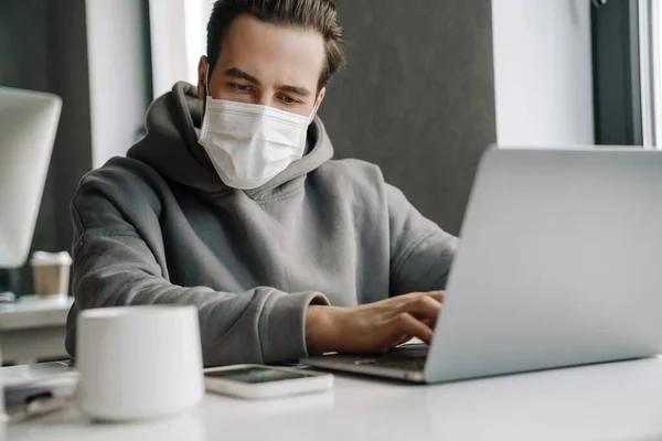 Young White Man Protective Mask Working Laptop Office — Fotografia de Stock