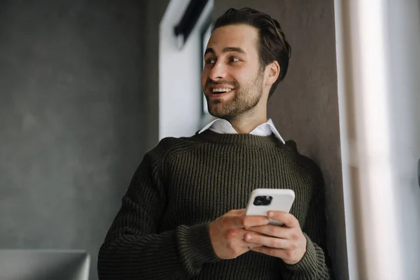 Young Bristle Man Smiling Using Cellphone While Working Office — Stock Photo, Image