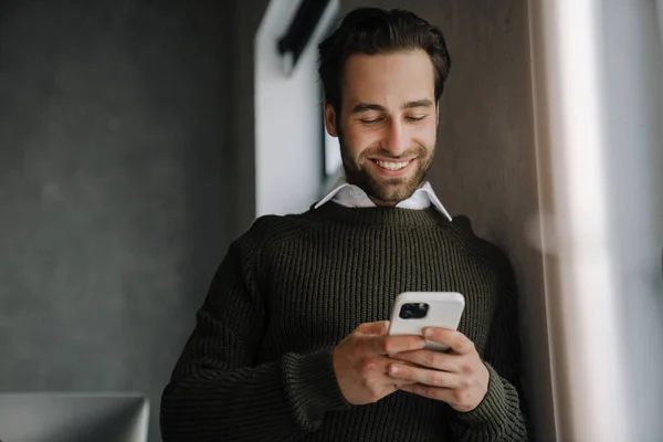 Young Bristle Man Smiling Using Cellphone While Working Office — Foto de Stock